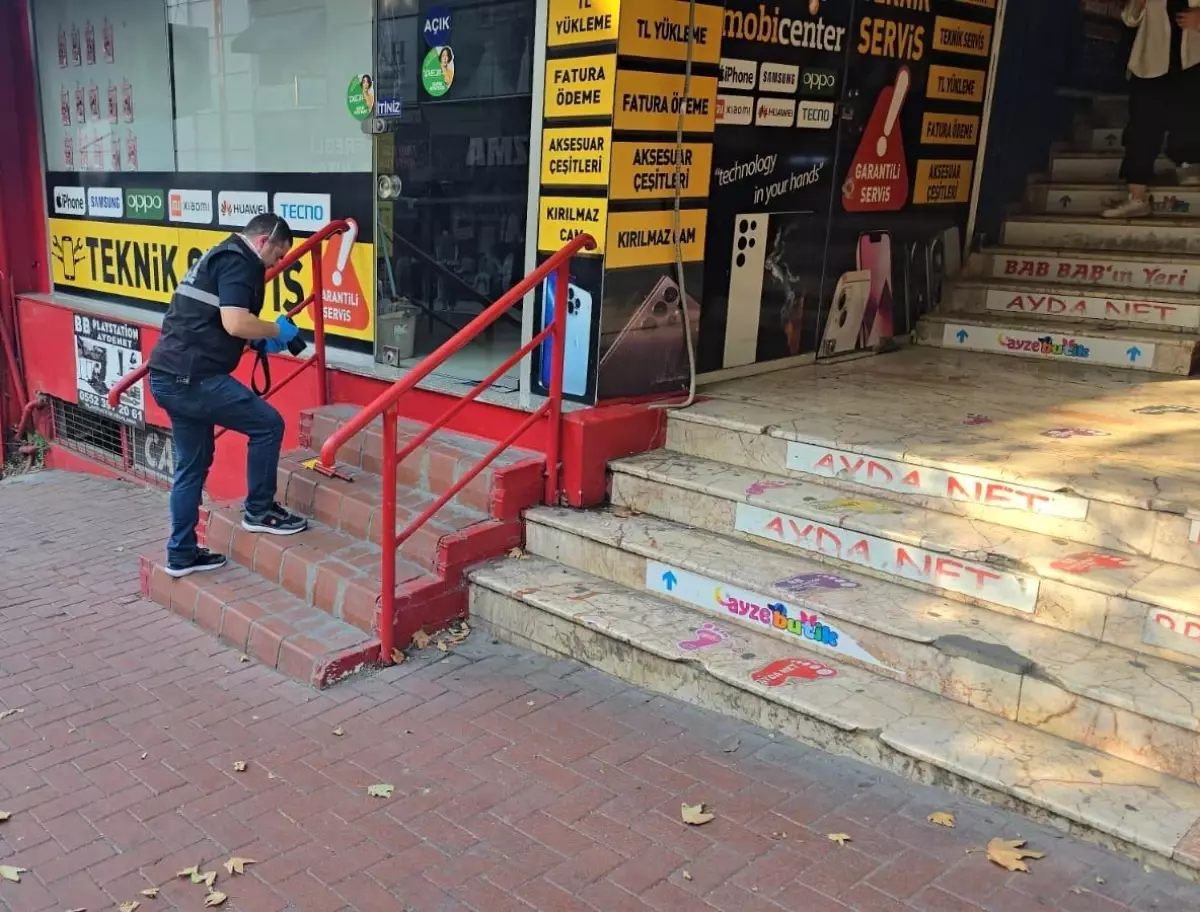 Kar maskeli çocukların tütüncü dükkanından hırsızlık yapması güvenlik kameralarına yansıdı