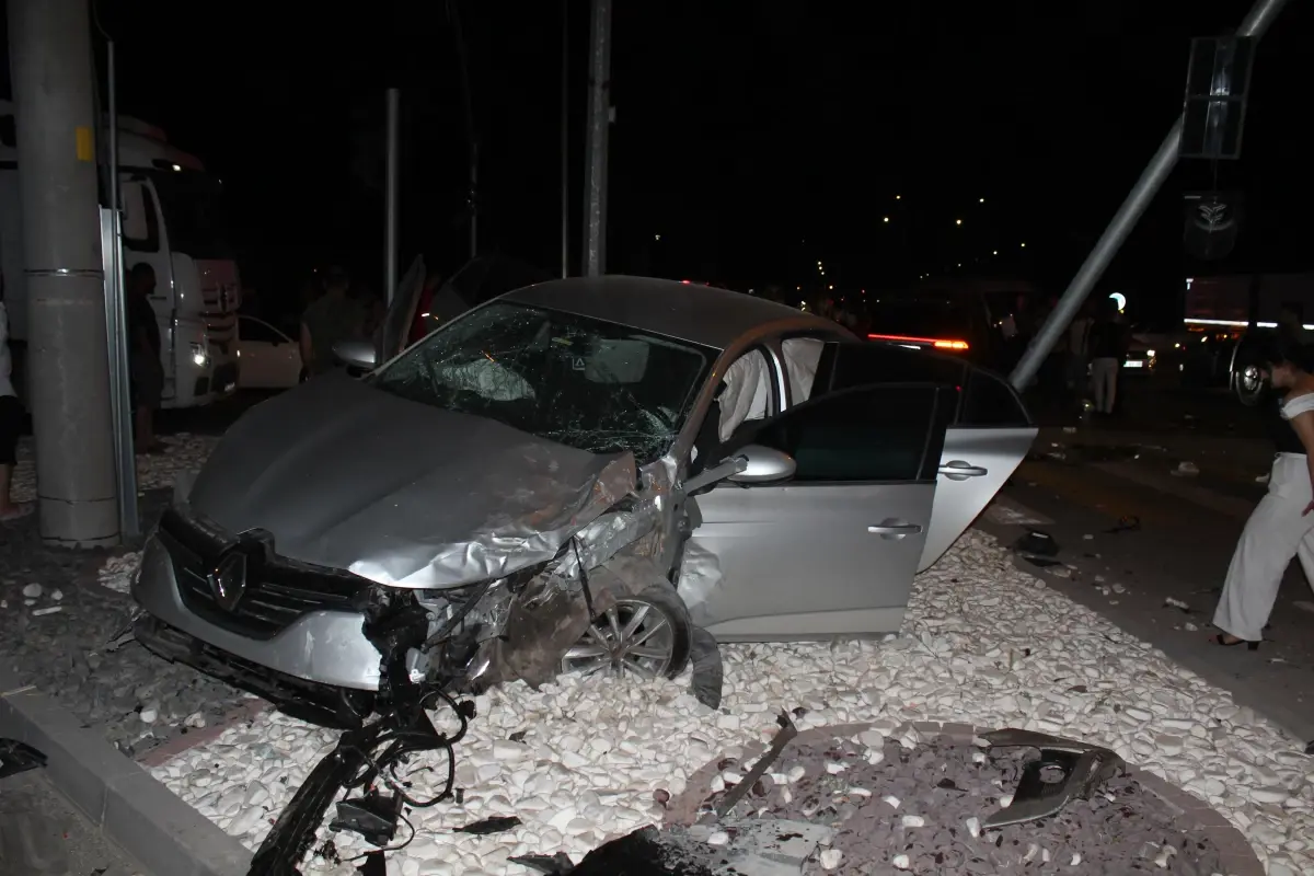 Aksaray'da Kavşak Trafik Kazasında 7 Kişi Yaralandı