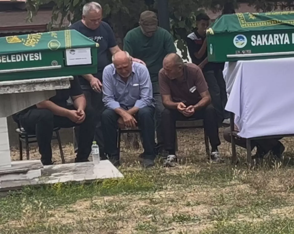 Sakarya'da Kaza Sonucu Hayatını Kaybeden Kardeşler Son Yolculuklarına Uğurlandı