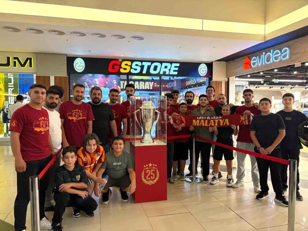 Galatasaray'ın 25. Şampiyonluk Kupası Malatya'da Sergilendi