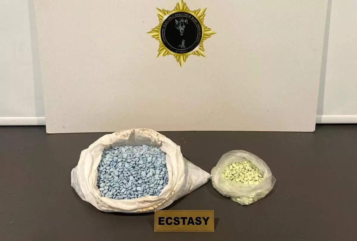 Samsun'da Uyuşturucu Operasyonu: 5 Bin 144 Ecstasy Hap Ele Geçirildi