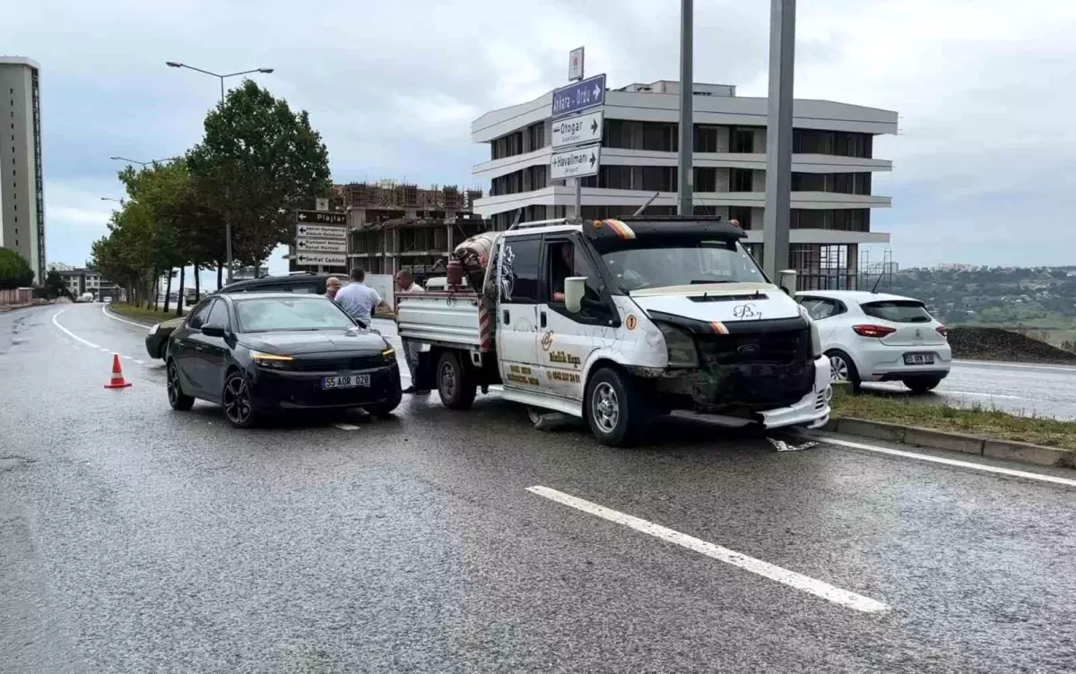 Samsun'da Kamyonet ile Otomobil Çarpıştı: 3 Yaralı