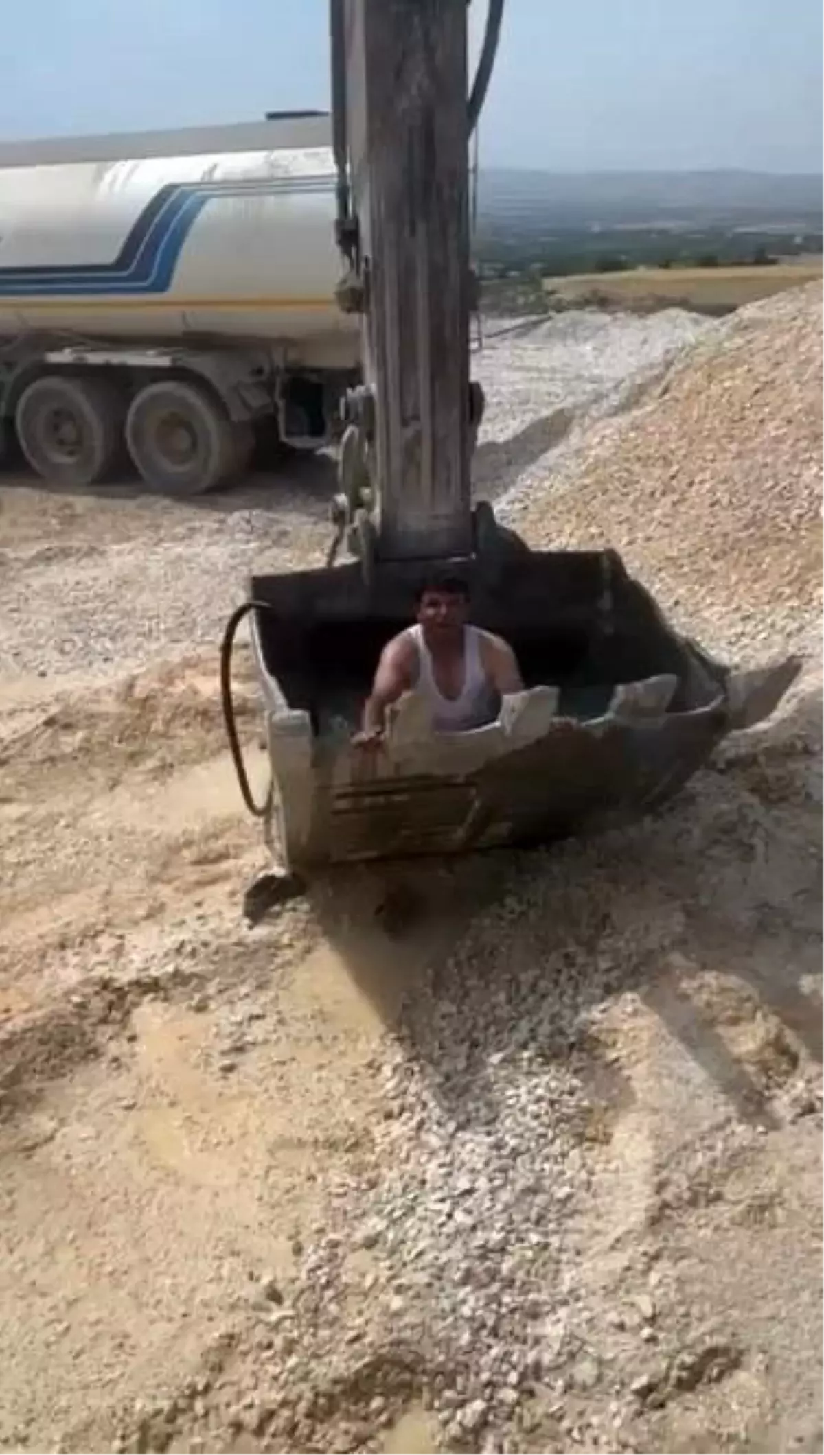 Elazığ'da İnşaat İşçileri, Serinlemek İçin Kepçeyi Havuz Yaptı