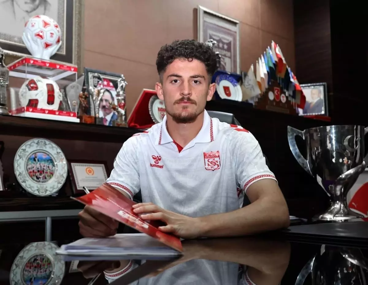 Sivasspor'un Genç Yıldızı Emirhan Başyiğit'in Sözleşmesi Uzatıldı