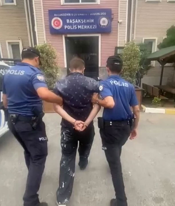 Sokak kedisini dakikalarca işkence ederek öldürdü Sokak kedisini dakikalarca işkence ederek öldürdü