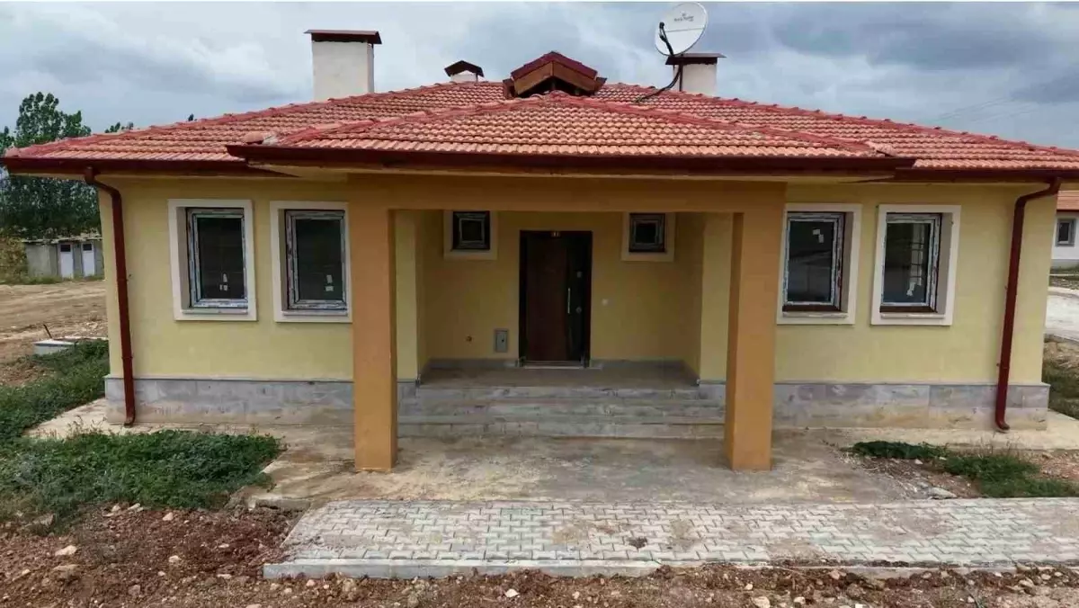 Osmaniye'de Depremzedelere 27 Köy Evi Anahtarı Teslim Edildi