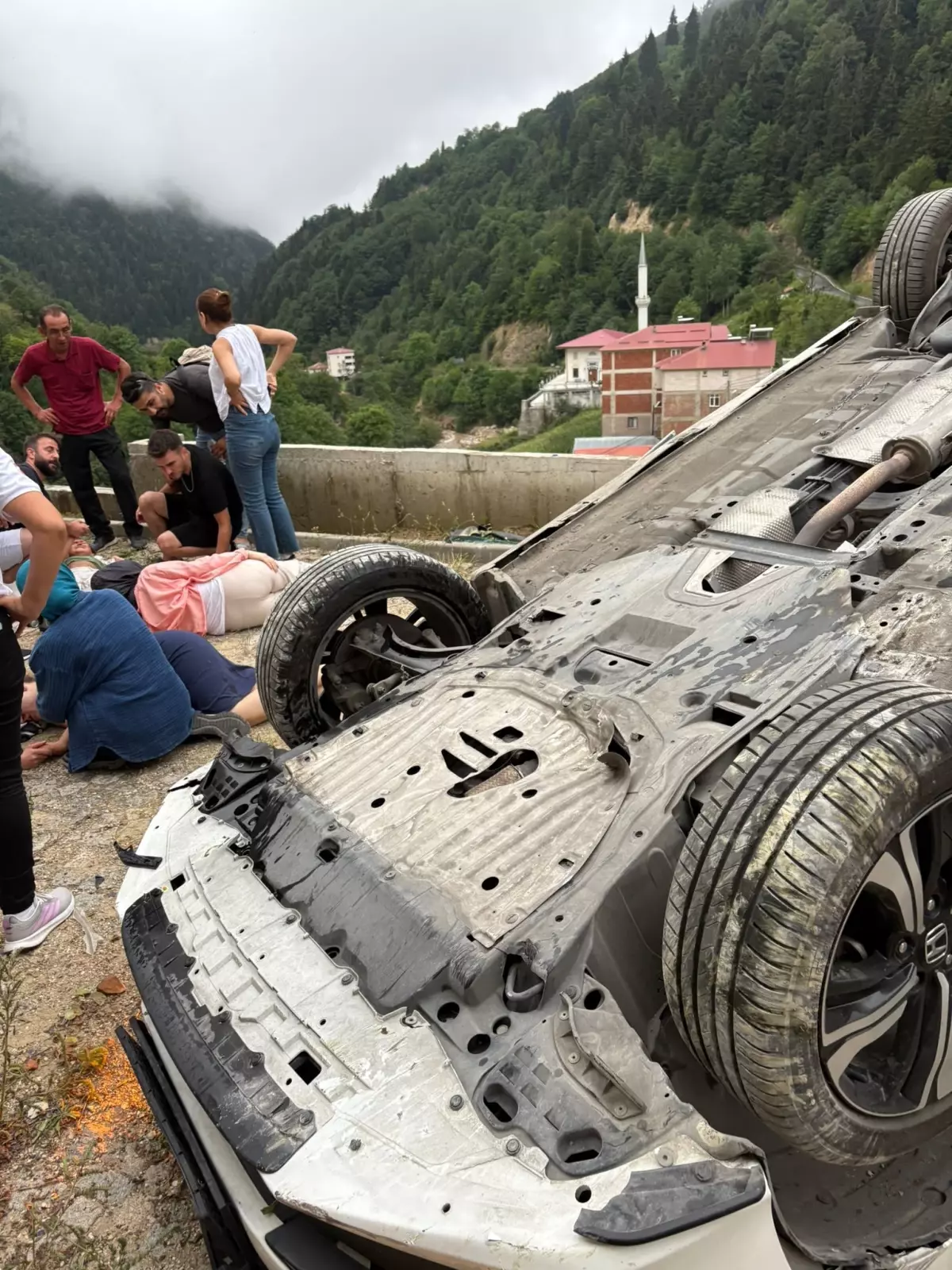 Giresun'da Park Halindeki Araç Yamaçtan Yuvarlandı: 1 Ağır Yaralı