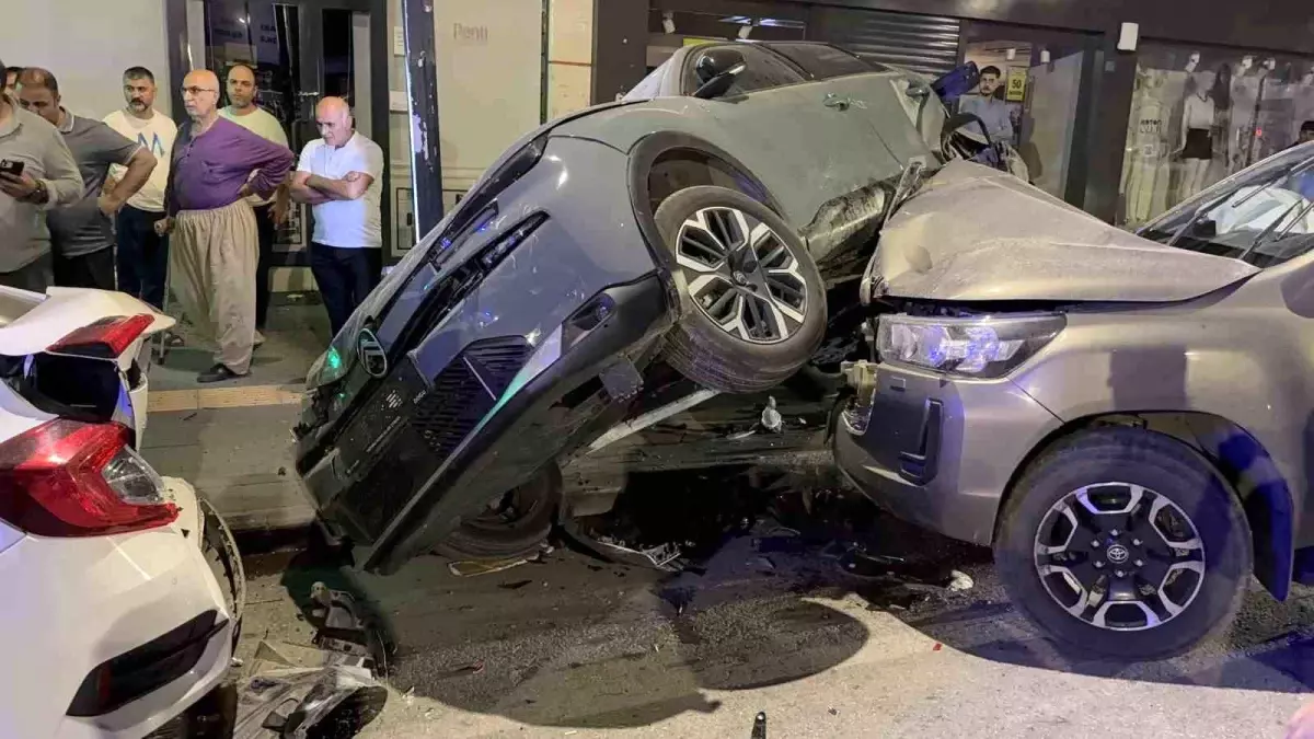 Bitlis'te Zincirleme Trafik Kazası: Maddi Hasar Oluştu