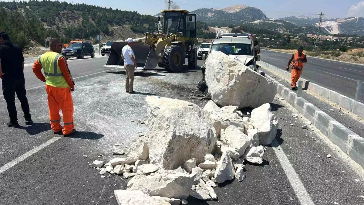 Isparta'da Tırdan Düşen Mermer Bloğuna Çarpan Otomobilde Sürücü Yaralandı