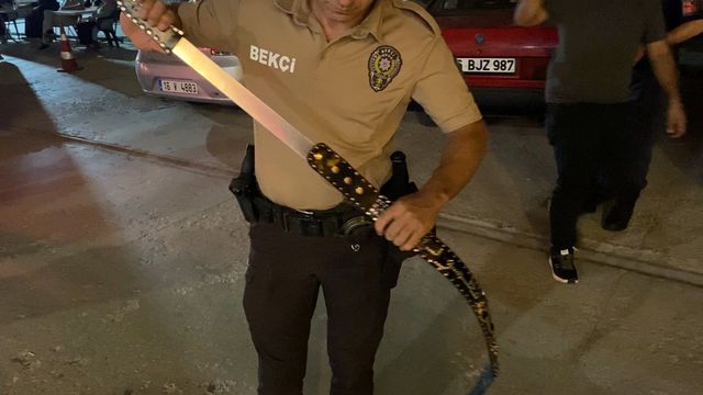 Suriyeli şahsın üzerinden çıkan üst aramasını yapan bekçiyi de şaşırttı