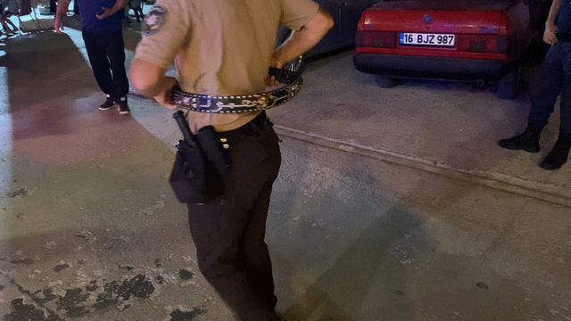 Suriyeli şahsın üzerinden çıkan üst aramasını yapan bekçiyi de şaşırttı