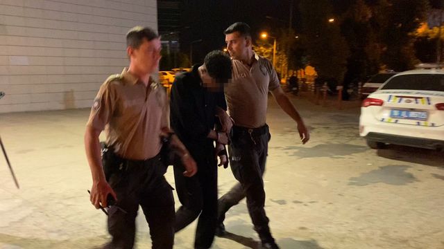 Suriyeli şahsın üzerinden çıkan üst aramasını yapan bekçiyi de şaşırttı