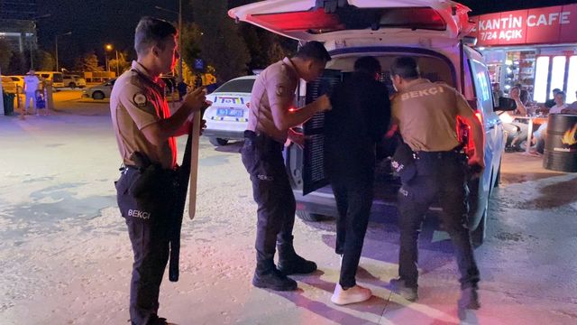 Suriyeli şahsın üzerinden çıkan üst aramasını yapan bekçiyi de şaşırttı