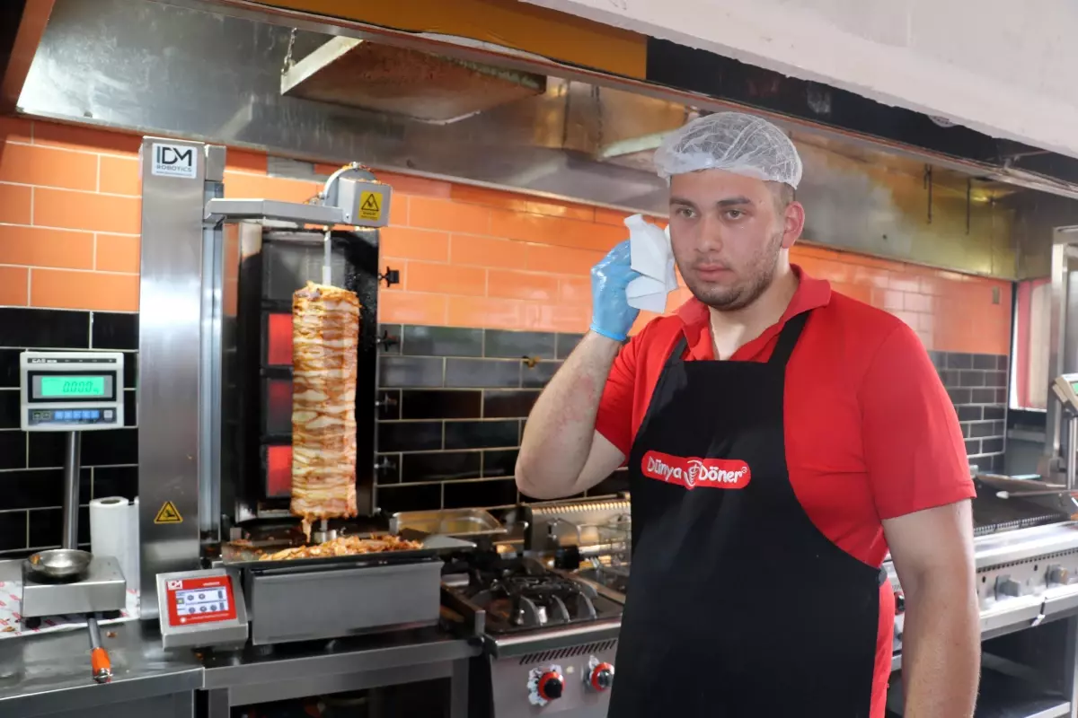 Antalya'da Döner Ustaları Sıcakla Mücadele Ediyor