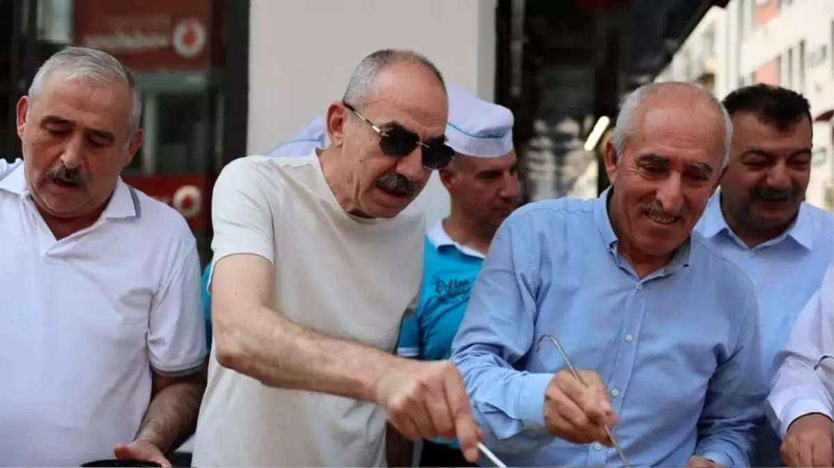Kayseri'de Aşure İkramı: Lokantacılar ve Pastacılar Odası Başkanı Vatandaşlarla Buluştu
