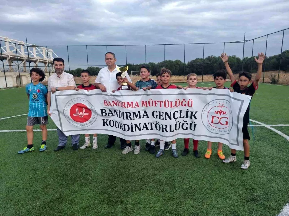 Bandırma'da Yaz Kur'an Kursları Etkinlikleri Kapsamında Halı Saha Futbol Turnuvası Sona Erdi