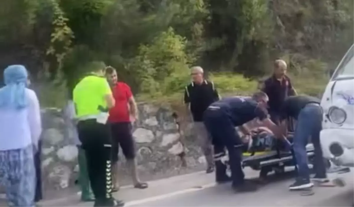 Bursa'da Kamyonet ile Otomobil Çarpıştı: 4 Yaralı