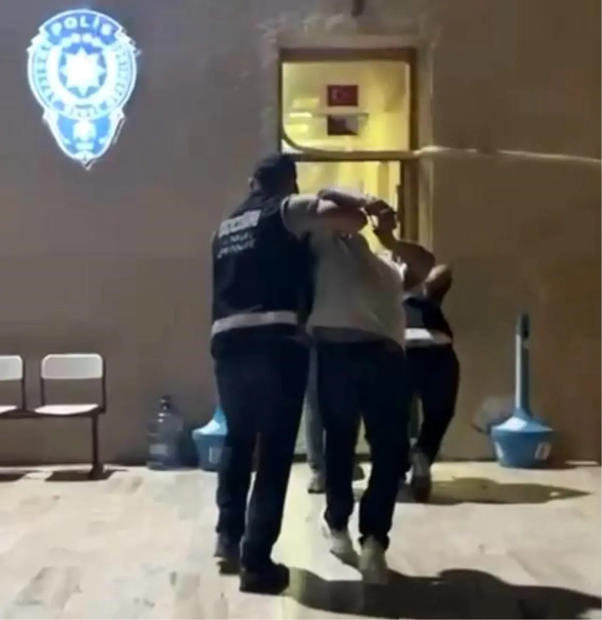 Çeşme'de Eğlence Mekanında Silahlı Kavga: 2 Yaralı, 2 Gözaltı