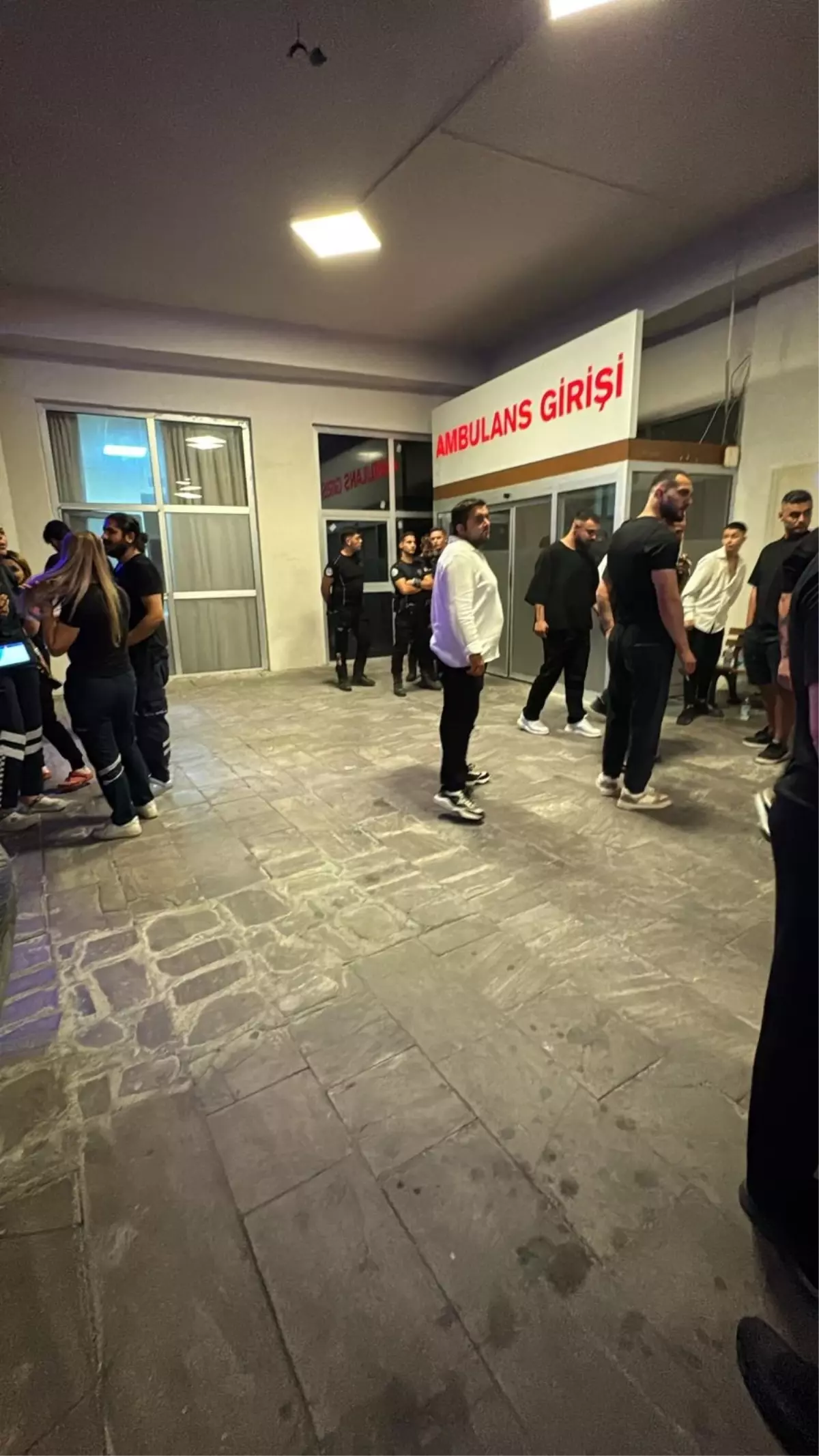 Çeşme'de Eğlence Mekanında Silahlı Saldırı: İşletmeci Vuruldu