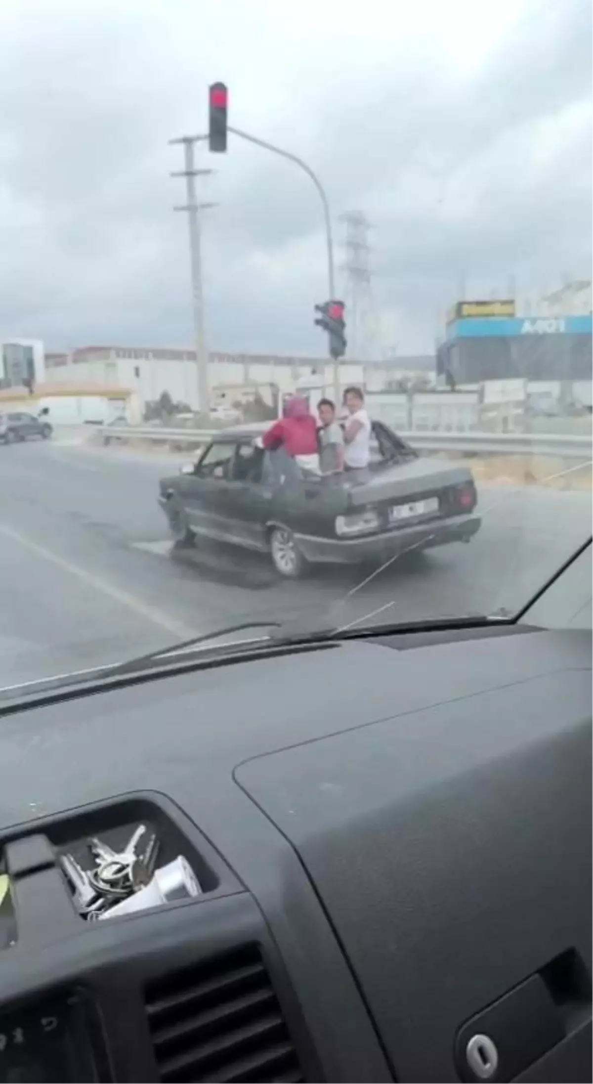 Hatay'da Tehlikeli Yolculuk: TOFAŞ'tan Dışarı Sarkan Çocuklar Trafiği Tehdit Etti