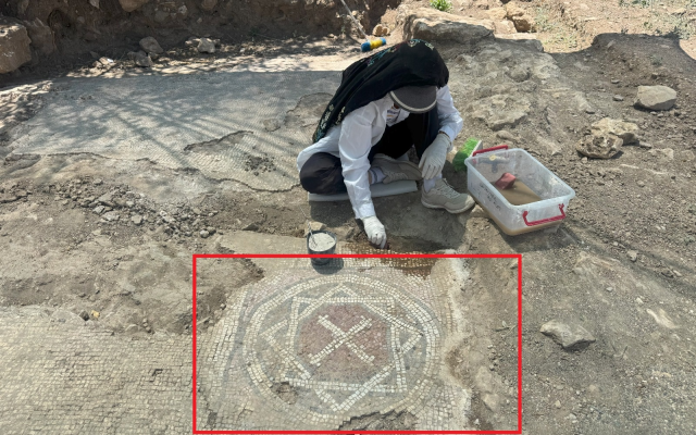 Diyarbakır'da mezar kazısında mozaik, Davut yıldızı ve 6 satırlık dilekçe yazısı ortaya çıktı Diyarbakır'da mezar kazısında mozaik, Davut yıldızı ve 6 satırlık dilekçe yazısı ortaya çıktı