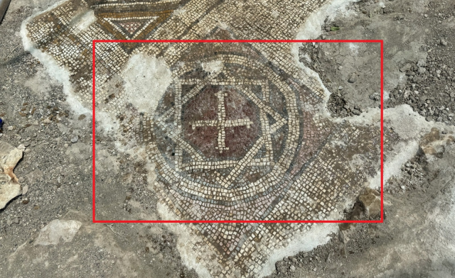 Diyarbakır'da mezar kazısında mozaik, Davut yıldızı ve 6 satırlık dilekçe yazısı ortaya çıktı Diyarbakır'da mezar kazısında mozaik, Davut yıldızı ve 6 satırlık dilekçe yazısı ortaya çıktı