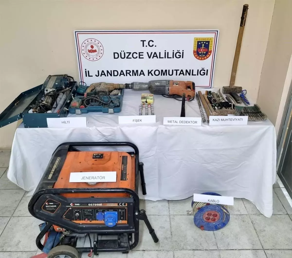Düzce'de Kaçakçılık Operasyonu: Çok Sayıda Eşya Ele Geçirildi