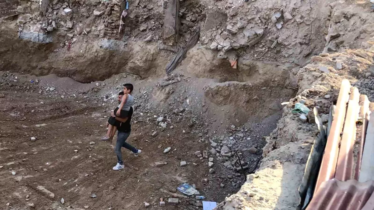 Elazığ'da İnşaat Temel Çukuruna Düşen Çocuk Kurtarıldı