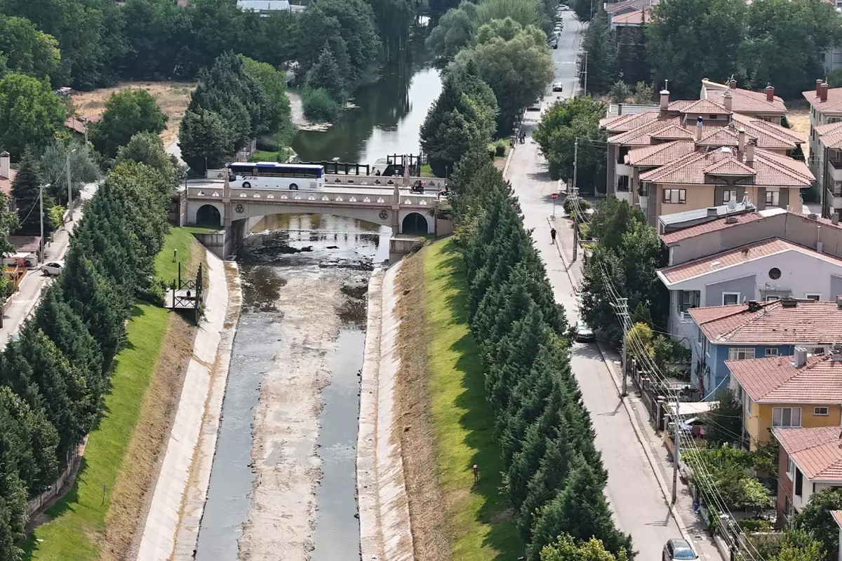 Eskişehir'in simgesi Porsuk Çayı'nda su seviyesi azaldı