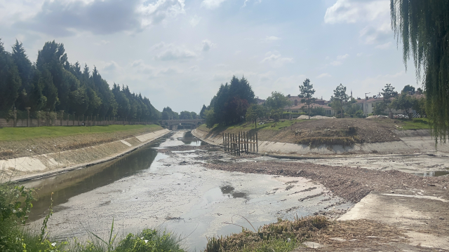 Eskişehir'in simgesi Porsuk Çayı'nın su seviyesi azaldı Eskişehir'in simgesi Porsuk Çayı'nın su seviyesi azaldı