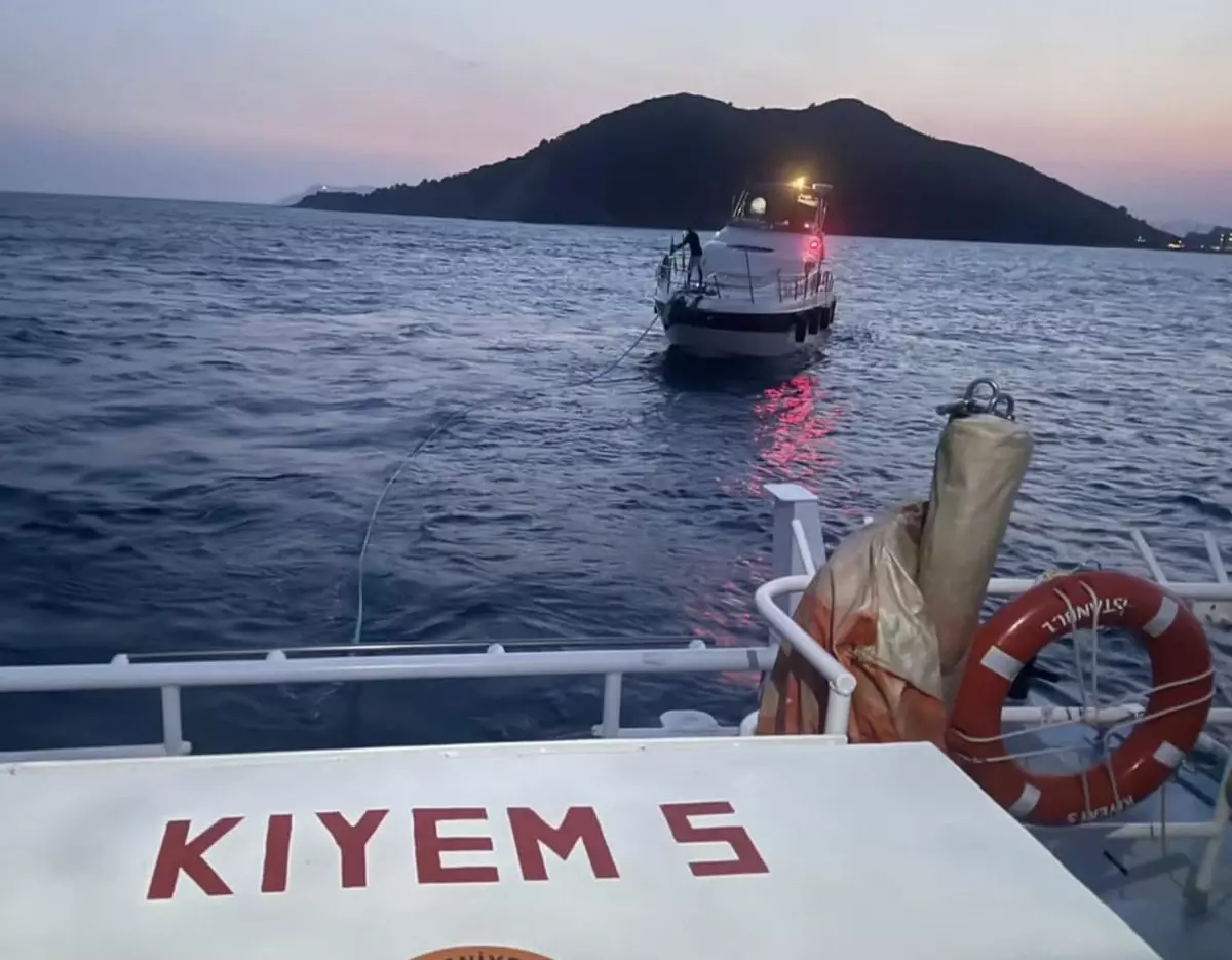 Fethiye'de Sürüklenen Tekne Kurtarıldı