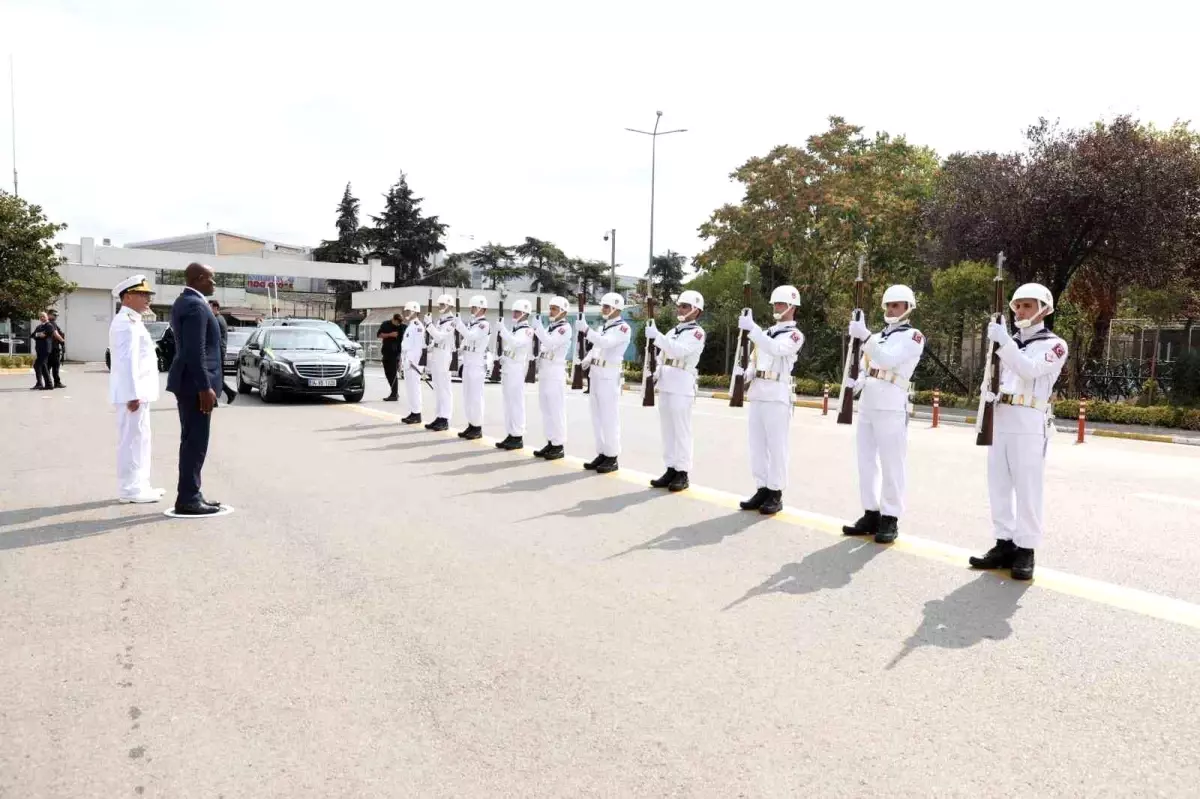 Gabon Cumhurbaşkanı İstanbul Tersanesi'ni Ziyaret Etti