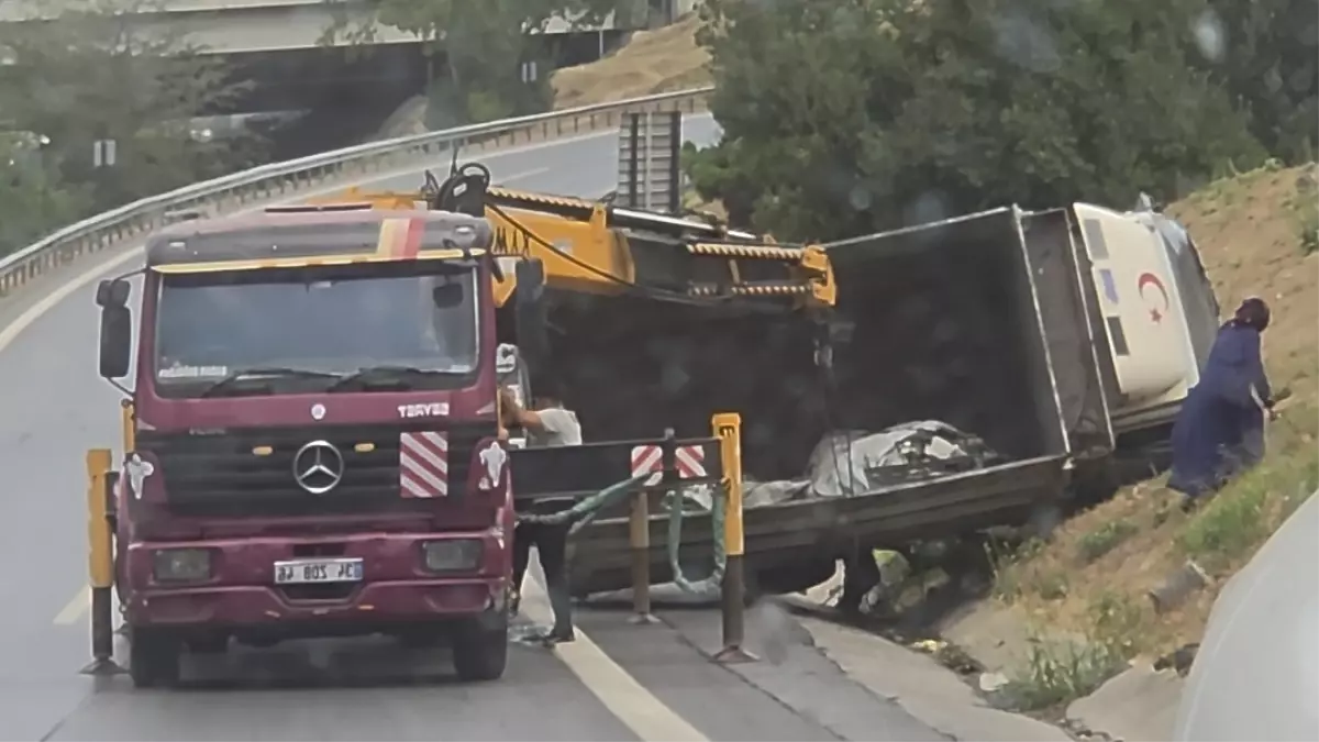 Gaziosmanpaşa'da Hafriyat Kamyonu Kaza Yaptı: Yoğun Trafik