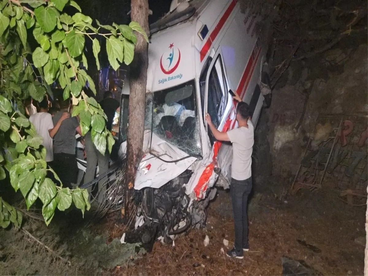 Bursa'da Ambulans ile Kamyonet Çarpıştı: 1 Ölü, 4 Yaralı