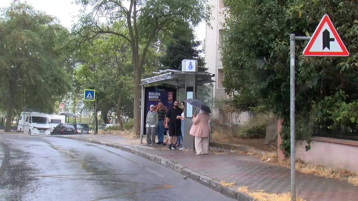 İstanbul'da Sıcak Hava Yerini Yağmura Bıraktı