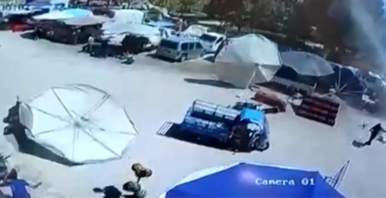 Rüzgarın Kurbanı Oldular: Pazar Şemsiyesi Hamile Kadın ve Çocuğunun Üzerine Düştü