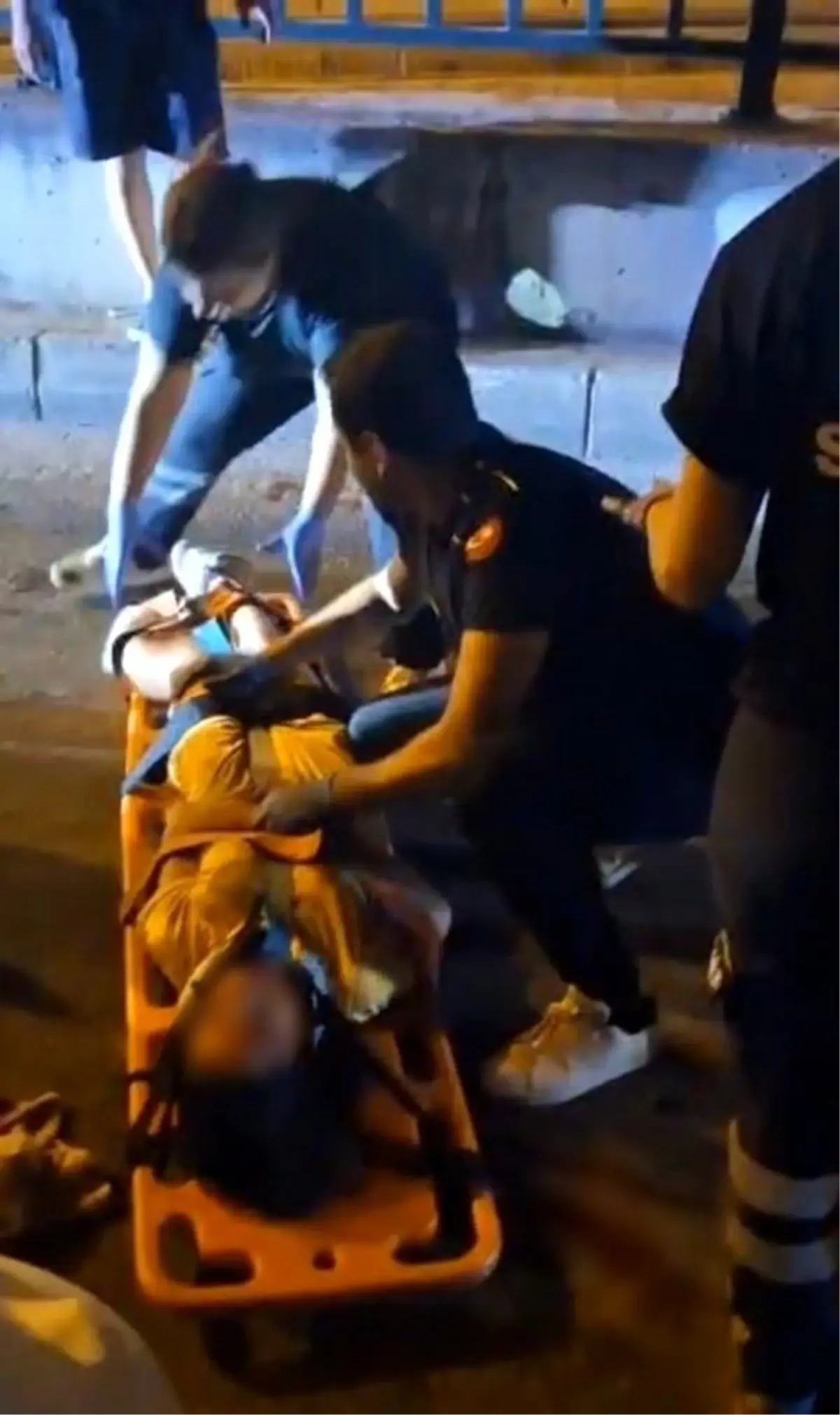 Kuşadası'nda Motosiklet Kazası: 14 Yaşındaki Kız Kardeş Ağır Yaralandı