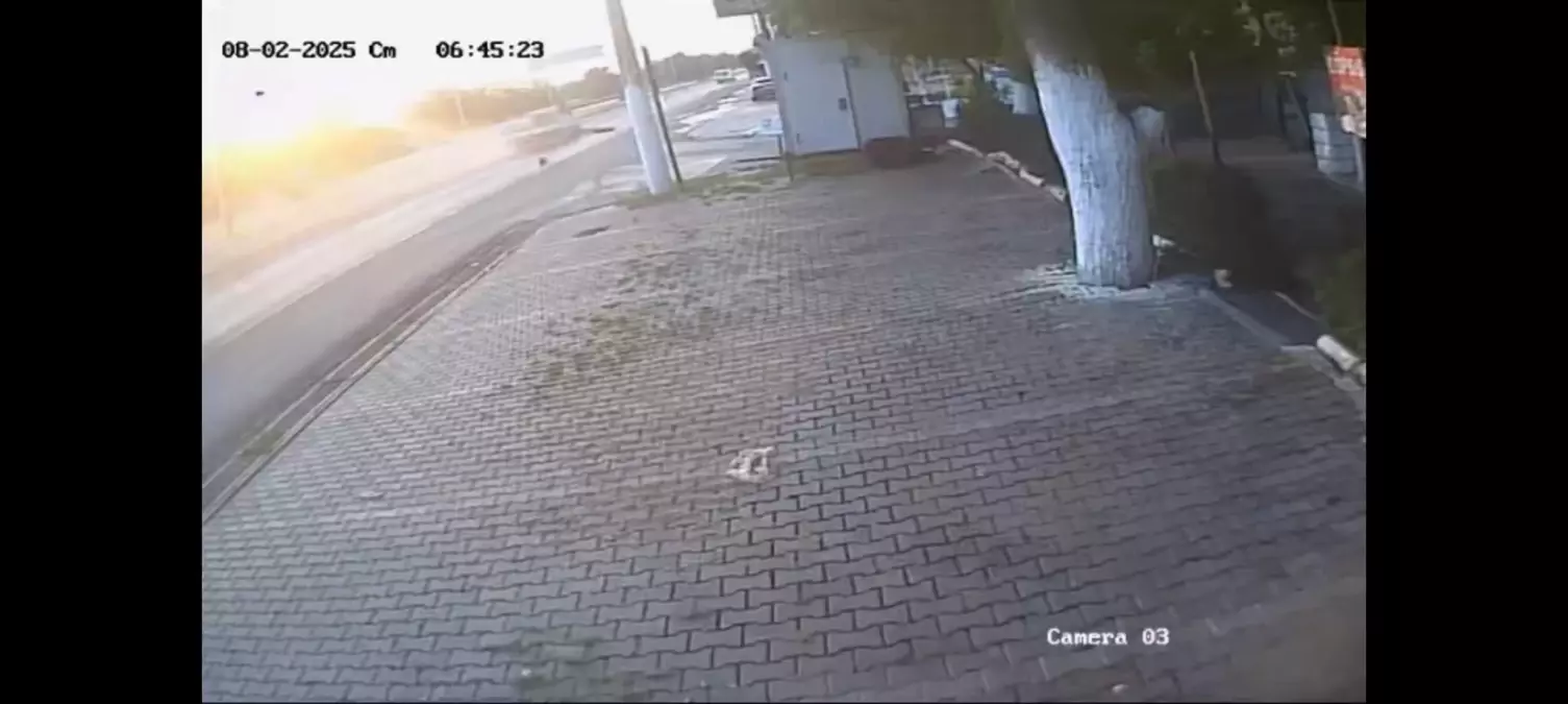 Kamyonet ile Motosikletin Çarpışması ve Kazanın Görüntüleri Ortaya Çıktı