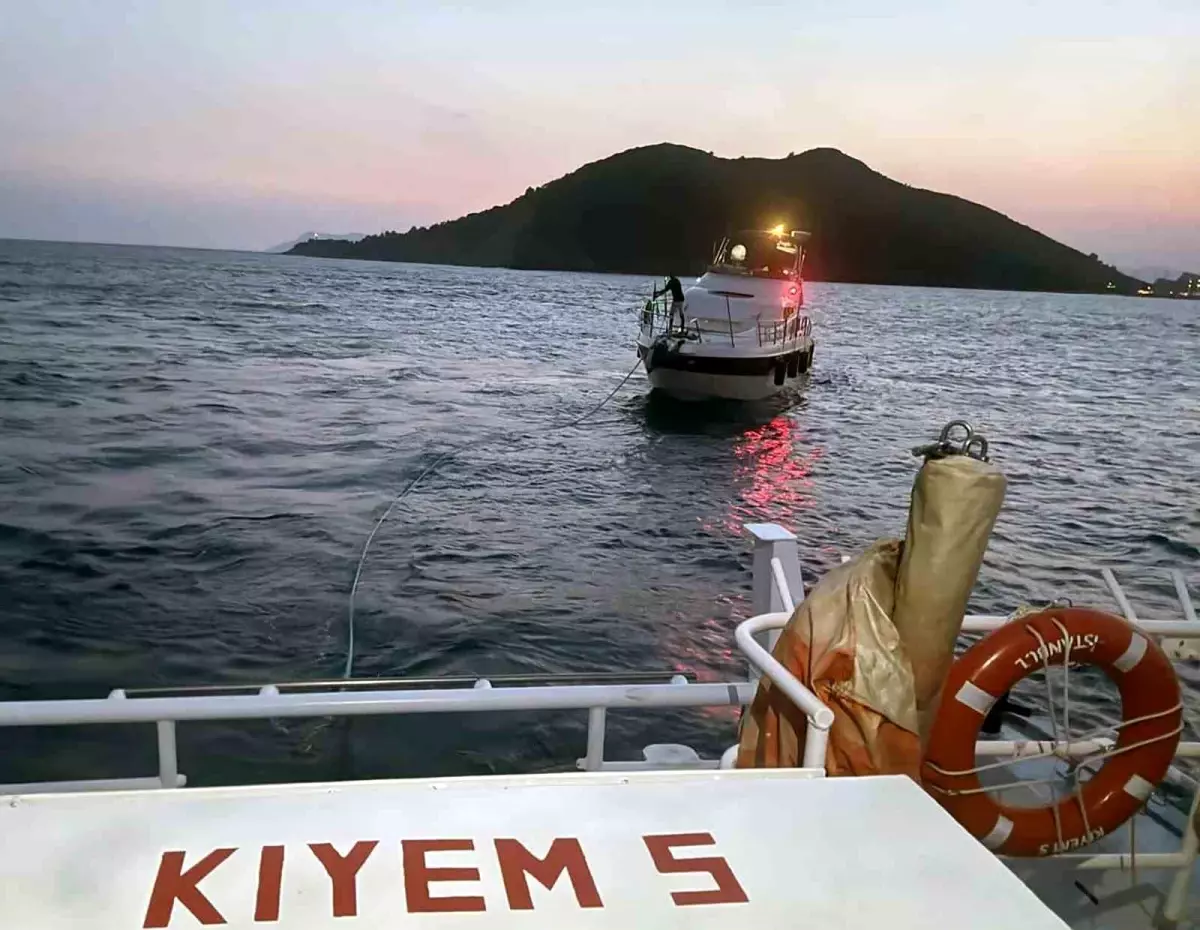 Fethiye'de Makine Arızası Yapan Tekne Kurtarıldı