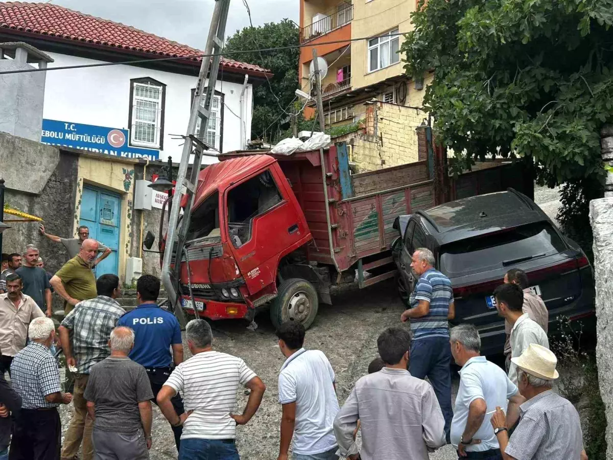 İnebolu'da Kontrolden Çıkan Kamyon Park Halindeki Araca Çarptı
