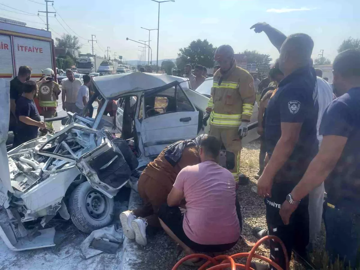 Manisa'da Otobüs ile Otomobil Çarpıştı: İki Kişi Hayatını Kaybetti
