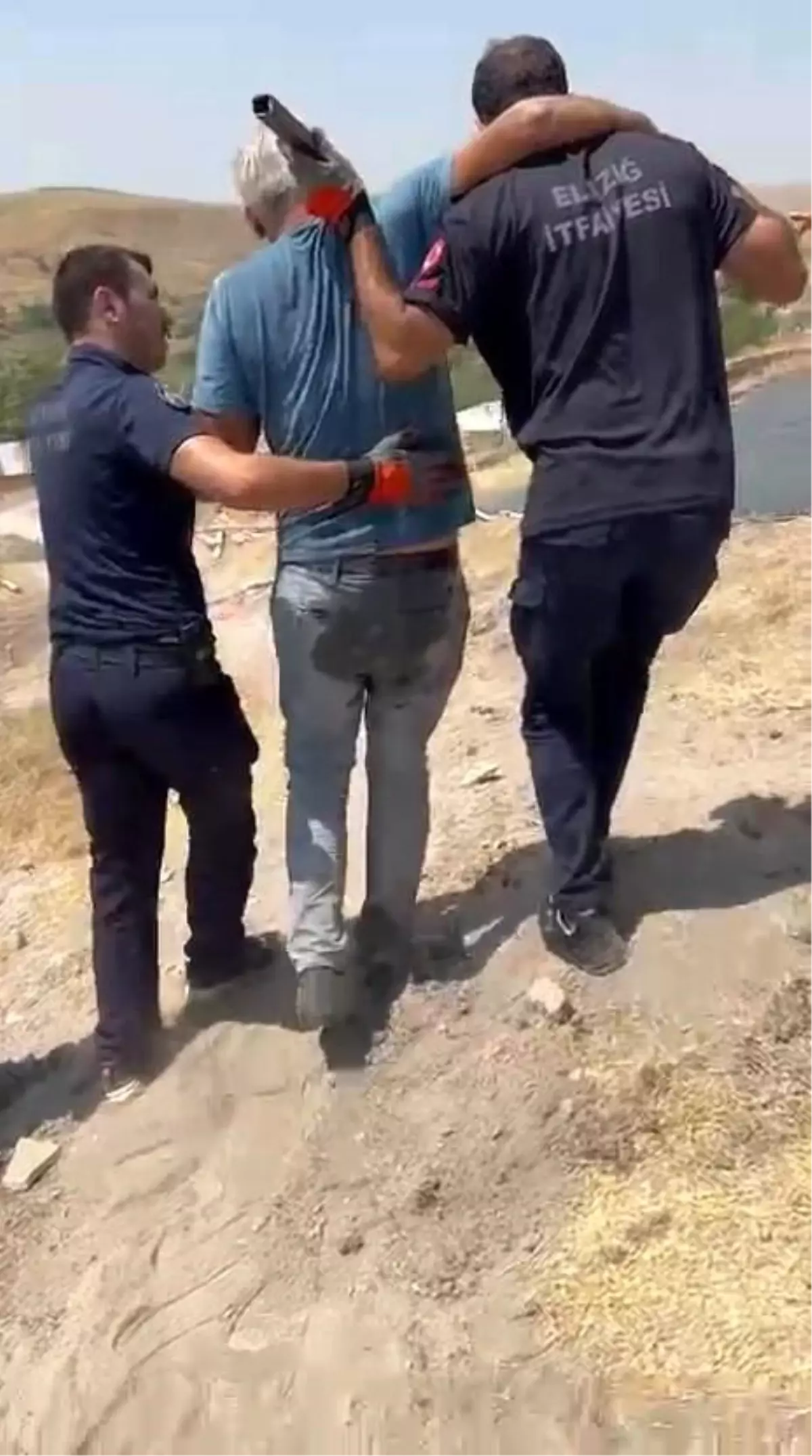 Elazığ'da Fırtına Sonucu Demir Profil Kulağa Saplandı
