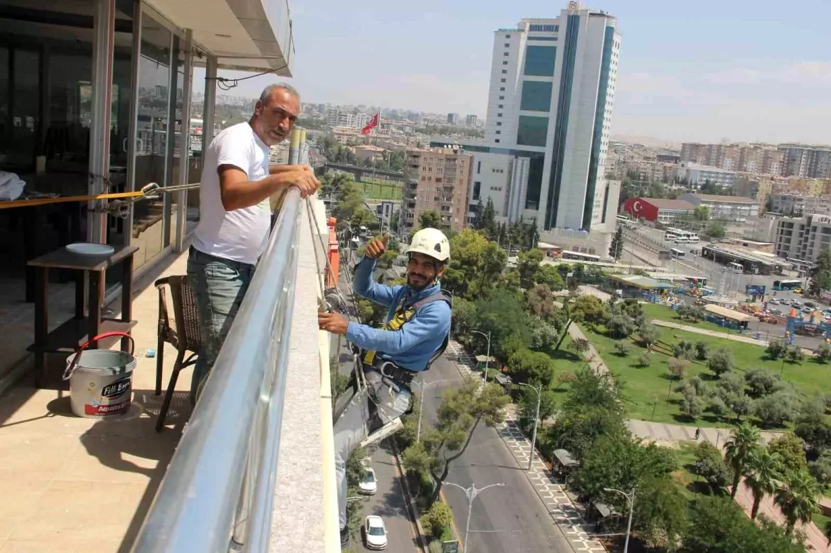 Şanlıurfa'da Endüstriyel Dağcılar Metrelerce Yükseklikte Çalışıyor