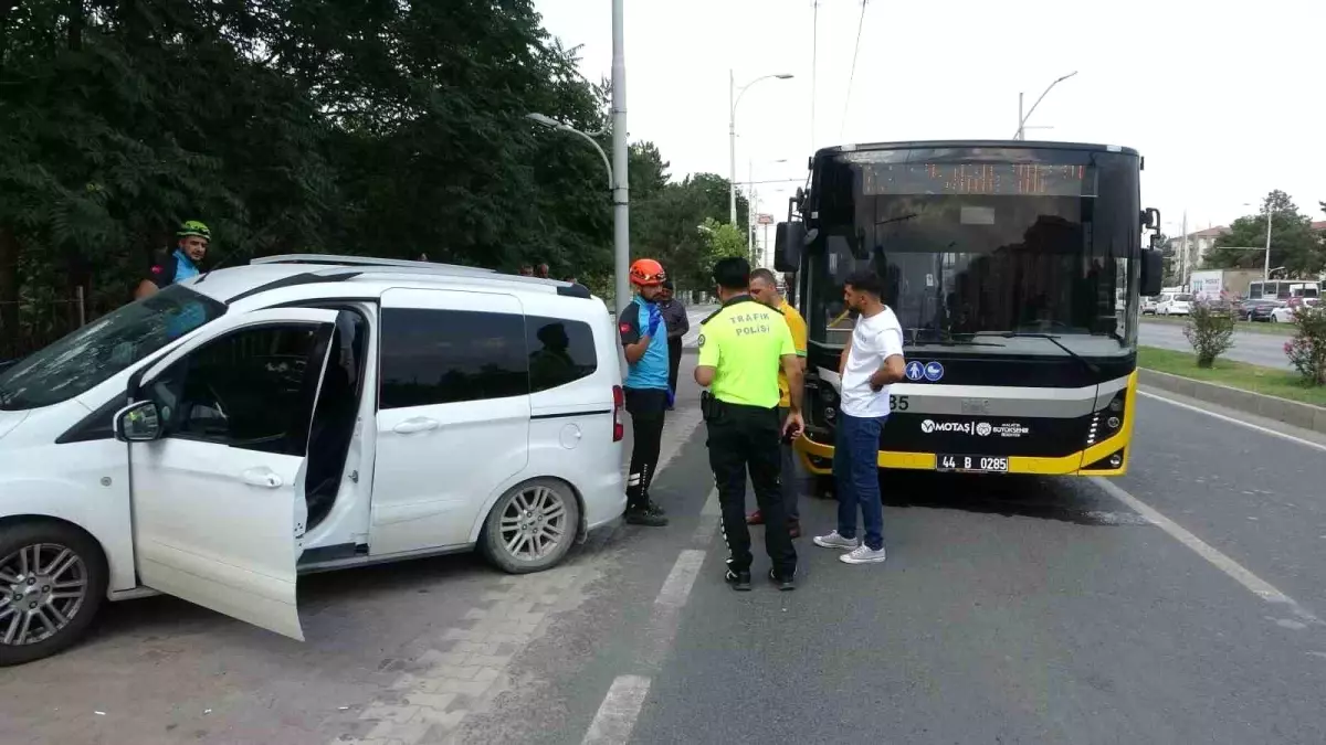 Malatya'da Otobüs ile Hafif Ticari Araç Çarpıştı