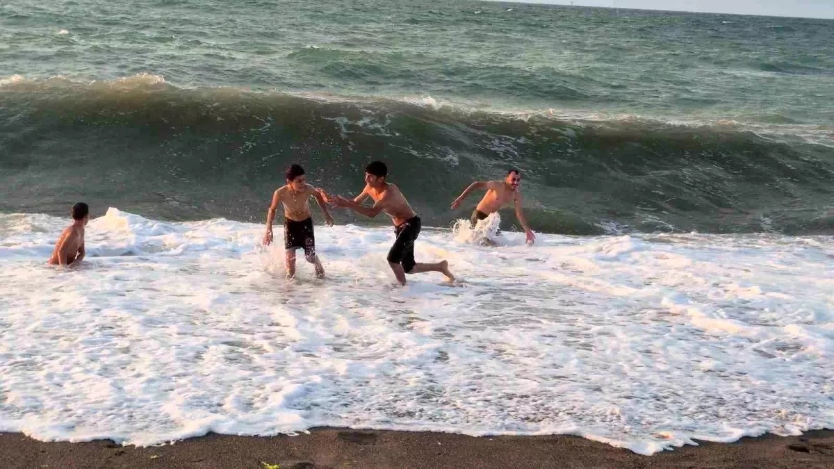 Mardin'den Düzce'ye Tatil: Dalgalı Denizle Serinleyen Atılmış Ailesi