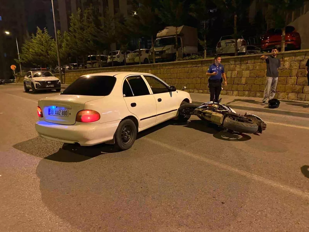 Kayseri'de Motosiklet ve Otomobil Çarpıştı: 2 Yaralı