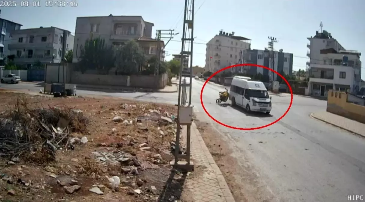 Hatay'da Motosiklet ile Minibüs Çarpıştı: 2 Yaralı