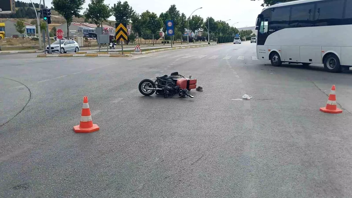 Çorum'da Kırmızı Işık İhlali Elektrikli Motosiklet Kazasına Neden Oldu