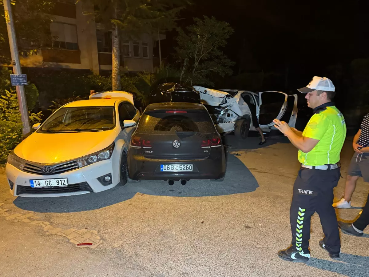 Bartın'da Alkollü Sürücü Park Halindeki Araçlara Çarptı