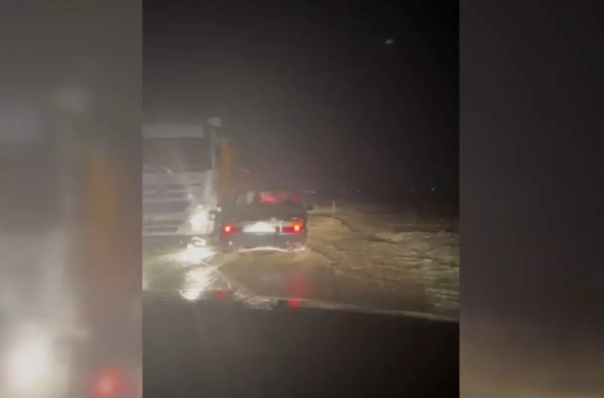 Polatlı'da Sağanak Sonrası Sel: Yol Kapandı, Araçlar Mahsur Kaldı